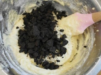 step6: 倒入巧克力碎塊拌勻!!!!