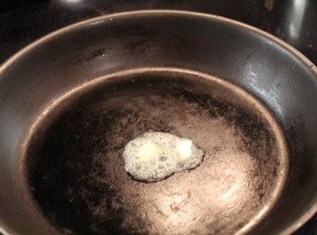 step1: 平底鍋加熱 中火 加入1/2 匙 有鹽奶油 融化