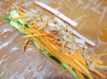 step3: 米紙放凍水浸5,6 秒拿起，放上材料，最後加上炸乾蔥，包好切半。

<span class="group_2">醬汁</span>撈好，涼拌怪味卷已經做好喇。