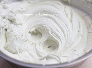 step3: 甜忌廉加入綠茶粉及砂糖，用電動打蛋器打至企身，再加入雲尼拿香油拌勻，放入唧袋中。