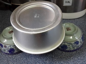 step10: 焗完即刻拎出，將蛋糕模由10cm高向地下噔3下，馬上倒扣至完全冷却