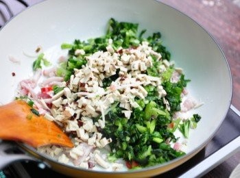 step5: 首先先將薑絲爆香，放入五花煸香約7~8分熟，再放入雪裡紅及豆干末均勻拌炒