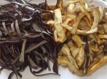 step1: 冬茹和黑木耳浸軟去蒂切絲。