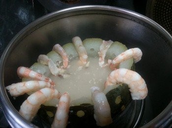 step10: 加上鮮蝦蒸10分鐘