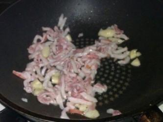 step2: 用一匙由熱鍋，蒜末爆香，肉絲下鍋熱炒