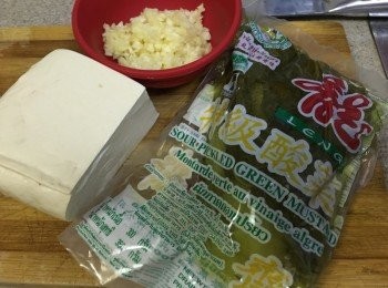 step1: 蒜頭先剁碎，酸菜沖洗瀝乾後切粒後再榨乾水份備用, 豆腐切件用廚房紙吸乾水份備用