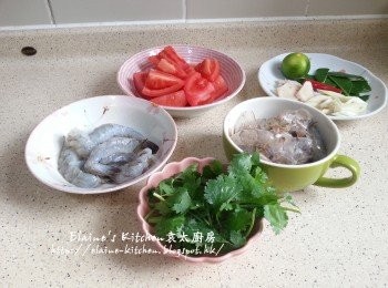 step1: 蕃茄洗淨切件 , 新鮮蝦去頭去殼留用 , 蝦身留尾殼 , 在背部用剪刀剪開蝦身去腸 , 檸檬葉洗淨撕成一片片 , 南薑切片 , 香茅拍一拍後切片 , 辣椒去頭尾 , 芫茜洗淨留葉裝飾