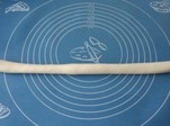 step4: 搓成條，這個條大概多粗呢，跟手指頭差不多粗就行了。