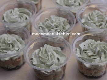 step6: 直至杯滿，再在上面灑上少許Oreo餅碎即成。