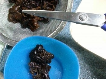 step7: 雲耳浸軟,剪去頭部硬椗位置