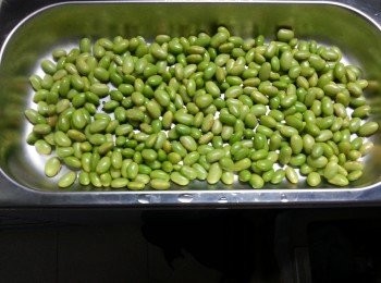 step1: 毛豆洗淨先用大火蒸15分鐘待淋身
