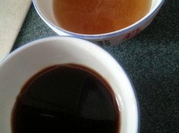 step3: 將甜豉油及蜜糖拌勻