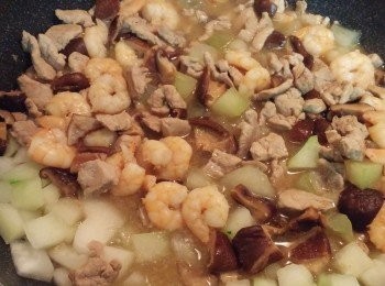 step9: 把(步驟7)同(步驟8)倒入1個大煲中，
同埋倒入剩餘的雞湯同4-6碗水，一齊
煲至冬瓜變淋。(可用筷子篤一篤舊瓜，
插得入)。就可以熄火。