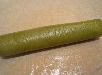 step11: 將凍好的圓柱體放在綠色長麵皮上，然後捲上來形成雙色圓柱體，再放入雪櫃冷藏5分鐘。