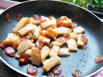 step4: 以中火香煎，讓蘿蔔糕吸收臘腸釋放出的香甜味