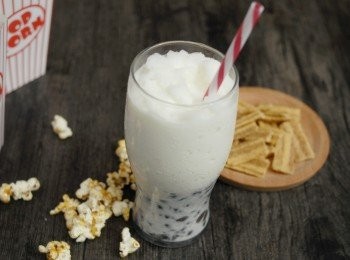 step4: 最後加牛奶冰碎，也可加一球雲呢拿雪糕！