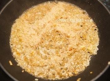 step3: 接著白酒並且"分次且少量"的加入熱雞高湯。