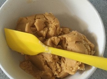 step2: 篩入所有粉類，跟牛油混合物搓匀。