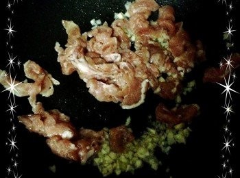 step4: 4.先把豬肉片切成一口大小的小片,再放入適量的,醬油,香油,砂糖,太白粉醃製半小時,然後放入,油,蒜頭到鍋裡爆香再把豬肉片放入鍋中炒熟.