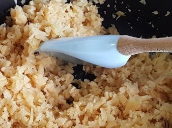 step5: 白鑊，燒熱，放入菜甫將之炒乾(約10分鐘)。