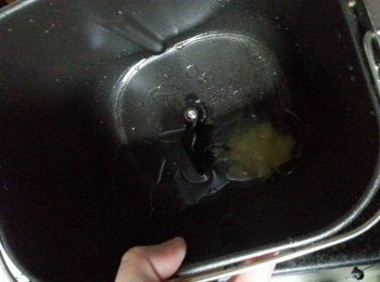 step1: 我用面包機去搓粉, 先將液體材料放入, 最後面粉,糖,鹽及酵母