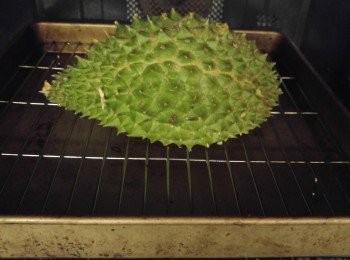 step1: 將1/4榴槤放入爐温300度焗30分鐘, 中途轉一轉位置。