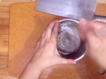 step4: 加入蝦膠醃料，用4支筷子快訢以同一方向攪3分鐘，再拿起撻十數次至起膠