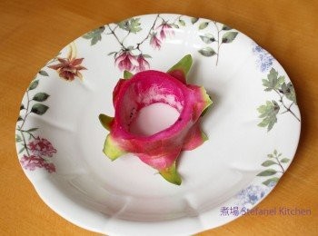 step5: 火龍果橫切跟魚柳卷高度一樣，取走果肉