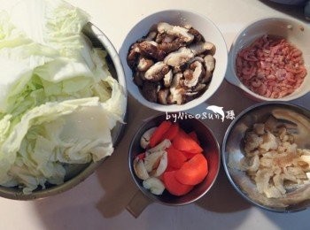 step1: <span class="group_1">食材</span>洗淨備用.碰皮燙熱水去油蒿味切絲備用