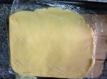 step1: 先將無塩牛油置室油放軟後加入糖霜混和再加入已洒的麵粉蛋漿搓成粉糰並桿成牛油皮15-30分鐘