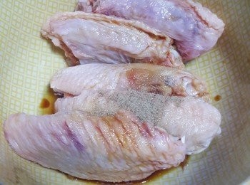 step1: 醃<a href="https://bit.ly/3zHU5V3" target="_blank" data-keyword="雞翼" class="guide-link"><strong>雞翼</strong></a> <span style="display:inline-block;vertical-align:middle;margin-top:-3px;color:initial;border-radius:3px;padding:2px 3px;font-size:12px;line-height:14px;background:#87d300;color:#fff;">即買</span> 材料：
生抽 1湯匙
胡椒粉 少許
<a href="https://bit.ly/3zHU5V3" target="_blank" data-keyword="雞翼" class="guide-link"><strong>雞翼</strong></a> <span style="display:inline-block;vertical-align:middle;margin-top:-3px;color:initial;border-radius:3px;padding:2px 3px;font-size:12px;line-height:14px;background:#87d300;color:#fff;">即買</span> 加入醃料醃30分鐘