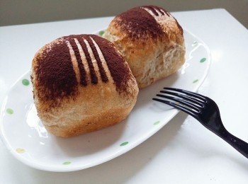 step3: 放上叉子，灑上可可粉，放入已預熱焗爐，用180度焗15-20分鐘即成。