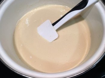 step2: ［椰汁層］大菜放入滾水中加冰糖、煲至溶解後熄火。放椰漿淡奶攪勻，注入容器中待凝固。凝固後鋪上切粒鮮果。