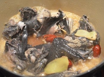 step4: 接著倒入2杯酒煮滾。