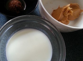 step5: 花生醬加糖加牛奶拌勻成糊狀待用