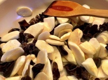 step1: 中火爆香蒜頭，落茭白炒香，再加入木耳炒匀