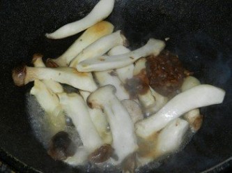 step3: 加入一大匙水與泰泰風的暹蝦鮮蝦醬拌炒