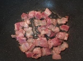 step4: 炒鍋不放油，排入培根，小火將培根煎出油後，起鍋放在吸油紙上備用；並用廚房紙巾將鍋內的培根油擦拭乾淨。