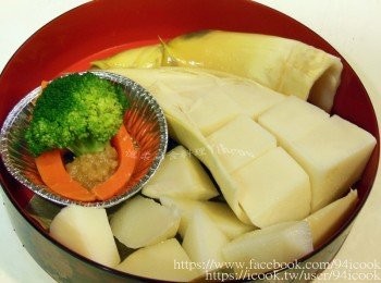 step2: 綠竹筍洗淨連殼和米一起，冷水下鍋蓋上鍋蓋，水滾煮15分鐘，關火再燜10分鐘，取出泡冷水，待涼切塊即可。