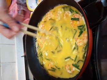 step3: 把<span class="group_1">食材</span>放在溫油平底鍋上，只用筷子由外向內順時針轉動，至蛋8成熟便可。