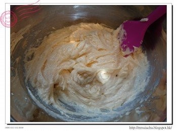 step4: 分3次逐少加入蛋液, 打勻。