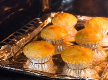 step23: 組合及烤焗做法：放入攝氏 200 度的焗爐中層，焗 20 – 25 分鐘或至批皮熟透成金黃色即成。