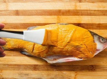 step2: 用糕餅刷將醃料均勻塗抹在魚上(肚子裡面也別忘了)，除了不怕弄髒手，也可以輕鬆的將調味料塗抹均勻到每個小地方；接著，將整條魚醃置至少20分鐘。