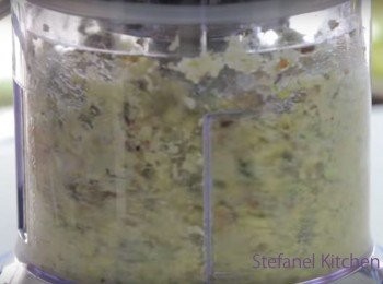 step2: 把其餘材料放入攪拌機內攪碎，變成醬狀後備用