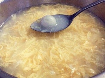 step5: 有酒味，加入打散的雞蛋，倒入生粉水，邊倒入邊攪拌均勻，湯汁變得濃稠，撒上杞子關火出鍋