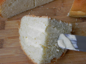 step12: 切口涂入奶酪。