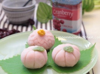 step15: 取出少許綠色麵糰，搓成葉子放上和菓子上。