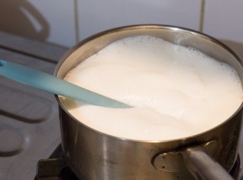 step3: 將牛奶倒入鍋子中，用中火煮，邊煮邊攪拌以防燒焦，煮至開始滾後，表面會開始起泡及不停升起