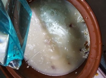 step3: 再加入1000g食用開水,大火煮滾後轉最細火,慢慢煮到粥綿(間中要攪一攪粥妨痴底)