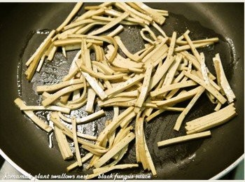 step3: 取一平底鍋，熱鍋後放入橄欖油，再放入豆乾，翻炒片刻。